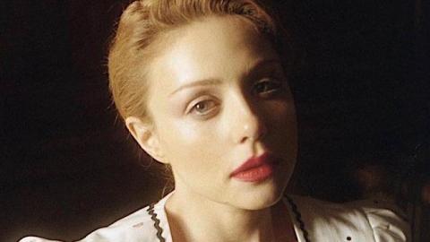 Тіна Кароль захопила пікантним нарядом з глибоким декольте