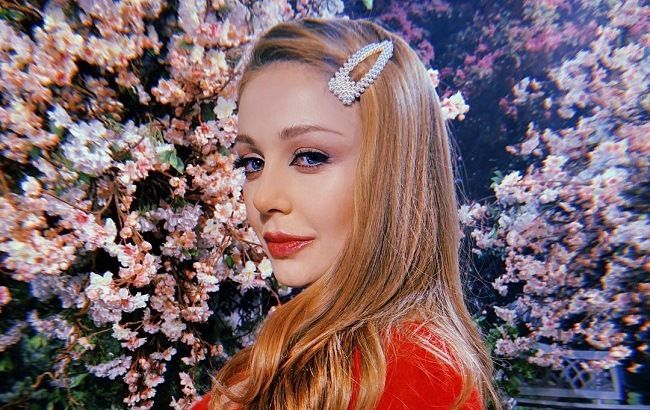 Витончена краса: розкішна Тіна Кароль блиснула стрункими ніжками