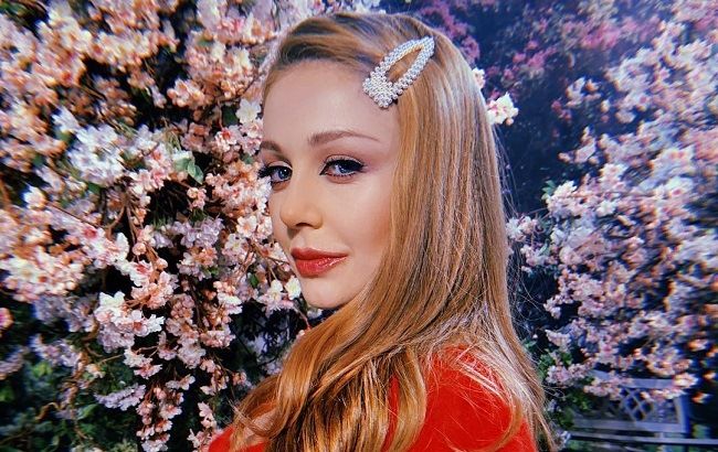 "Что ты делаешь с нами?" Тина Кароль показала роскошные формы в коротком топе