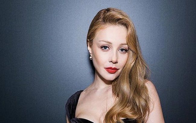 Чарівна лялечка: Тіна Кароль зачарувала фігурою в облягаючій оксамитовій сукні