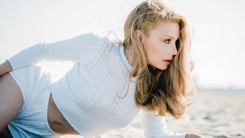 Немов ангел: Тіна Кароль підкорила фанів "молящим" фото