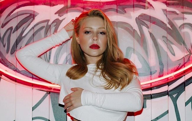 Бриллиант: Тина Кароль в откровенном купальнике понежилась в бассейне