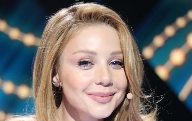 Що за гімнастка? Тіна Кароль у стильному брючному костюмі вразила розтяжкою