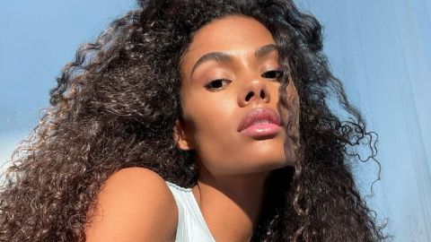 Закрытый топ и серьги-хулахупы: Тина Кунаки восхитила стильным летним аутфитом