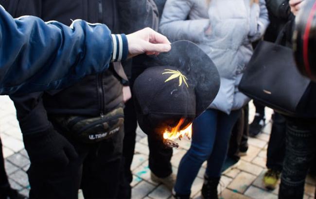 Вогонь, бійки і кінна поліція: у Києві пройшов "Конопляний марш"