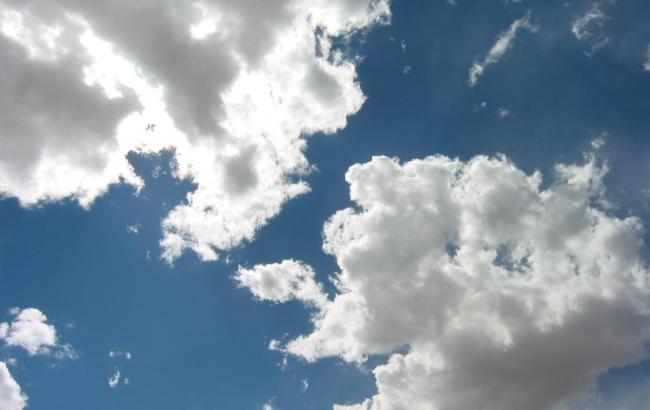 Погода на завтра: на заході України дощі, температура до +30