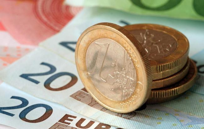 В России официальный курс евро упал на 1,3 руб
