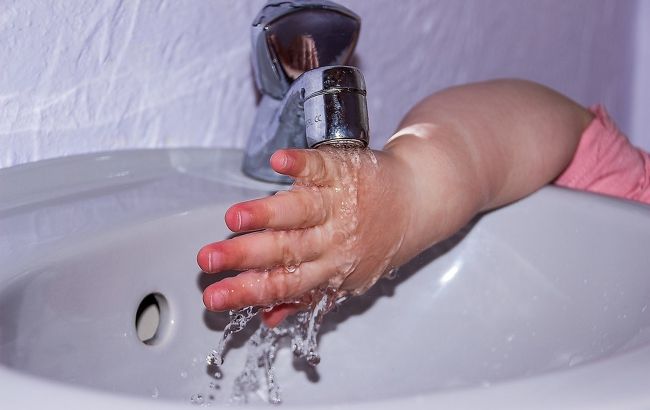 Опасность воды из-под крана: косметолог рассказала, какой водой лучше умываться