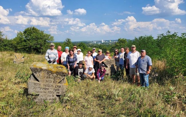 Памятник истории. Как в Украине восстанавливают старинные казацкие кладбища