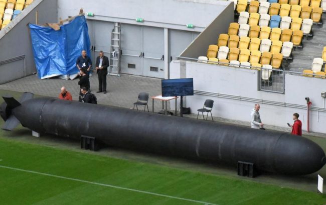 До п'яти тон вибухівки на 2000 км: у Львові показали величезний підводний дрон TOLOKA