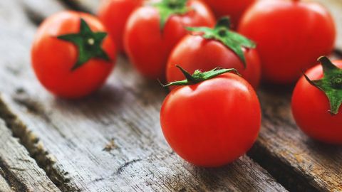 Врачи выяснили, кому запрещено есть помидоры