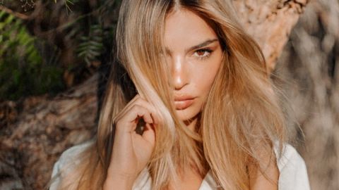 В сорочці на голе тіло: Емілі Ратаковскі показала звабливу фігуру в чуттєвій зйомці