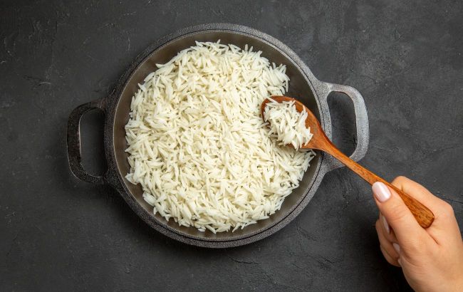 Медики объяснили, сколько на самом деле безопасно хранить готовый рис вне холодильника