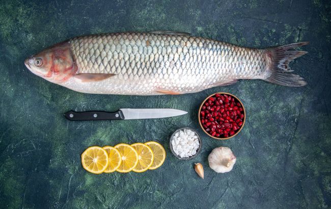 Як швидко і без ножа почистити рибу від луски: цей лайфхак полегшить вам життя