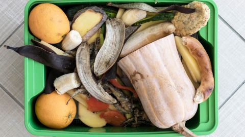 Какие фрукты нельзя выбрасывать в мусорное ведро: причина очень серьезная