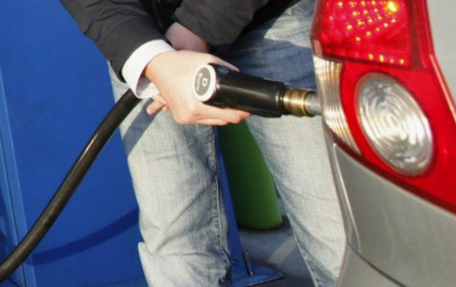 Розничные продажи бензина через украинские АЗС в апреле сократились на 32,3%