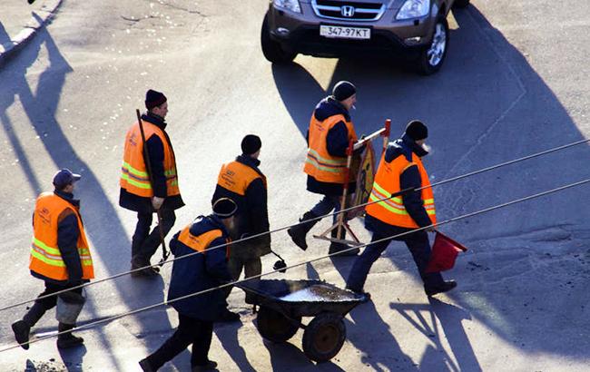 "Замкнене коло": волонтер розповіла, чому в Україні погані дороги