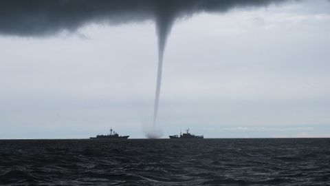 Над Черным морем пронесся мощный торнадо: потрясающее видео