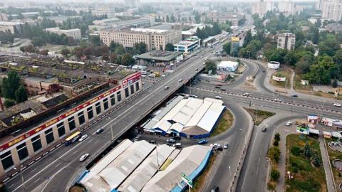 "Подпер, чтобы не рассыпался": грузовик застрял под Шулявским мостом (видео)