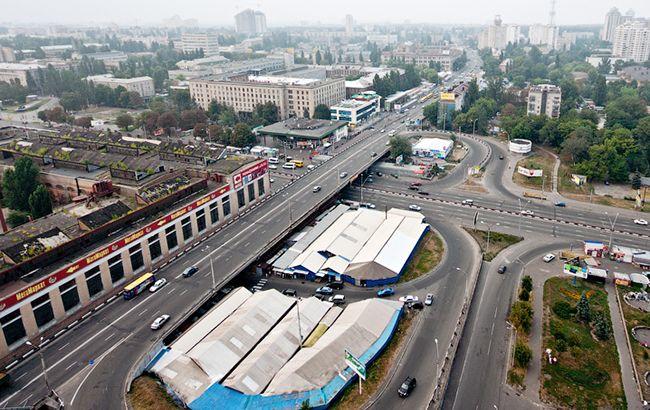 "Підпер, щоб не розсипався": вантажівка застрягла під Шулявським мостом (відео)