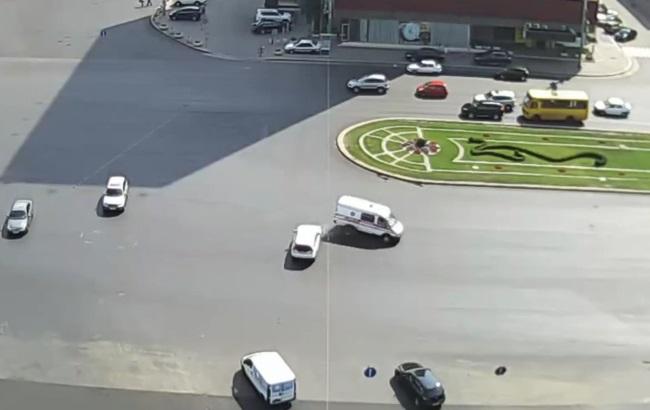 В Киеве перевернулась скорая помощь: видео аварии