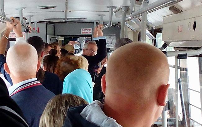 "Водій, тут скажені!": в харківському тролейбусі побилися пасажири (відео 18+)
