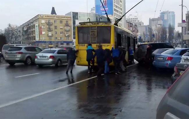 У Києві через "героя паркування" пасажири були змушені штовхати тролейбус (відео)