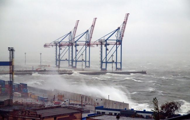На юг Украины надвигается шторм. В шести портах ограничили работу