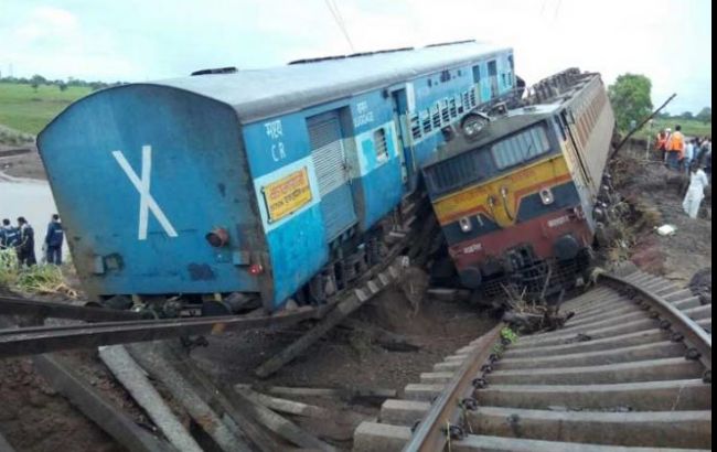 У результаті сходу з рейок двох поїздів в Індії загинули 30 людей