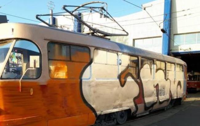 В Киеве вандалы в масках напали на водителя трамвая и разрисовали вагон