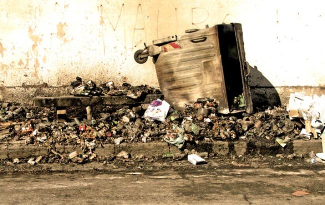 У Львові під магазин Roshen принесли сміття через блокування російських соцмереж