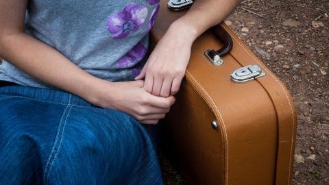 Живуть на зупинці: окупанти не пускають додому жінку з двома дітьми