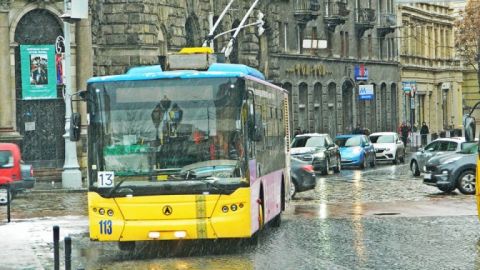 Во Львове троллейбус сбил пешехода