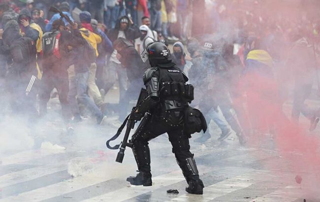 В Колумбии применили слезоточивый газ во время антиправительственных протестов