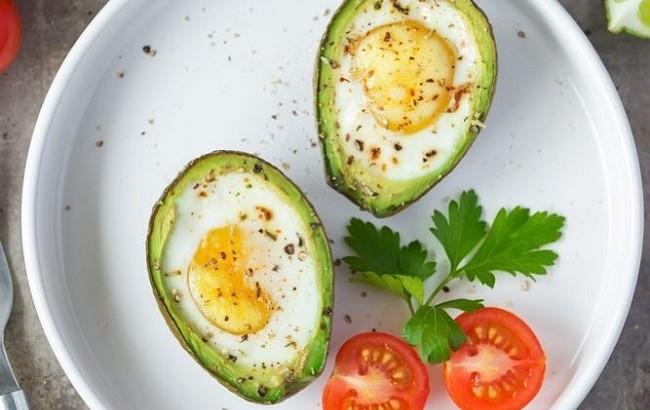 Яичница в авокадо: рецепт вкусного и полезного завтрака