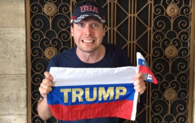 Сторонников Трампа разыграли российскими флагами с именем президента США