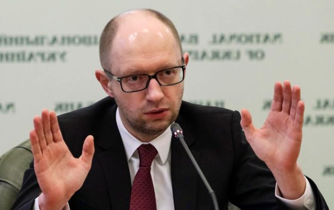 Яценюк поручил сверить количество официально зарегистрированных переселенцев с реальными данными