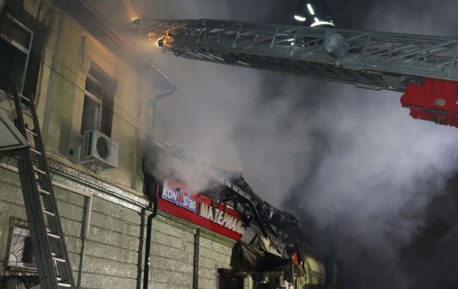 В Харькове вспыхнул двухэтажный склад: огонь тушат уже 8 часов