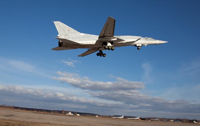 В РФ на авиабазе во время движения развалился военный самолет
