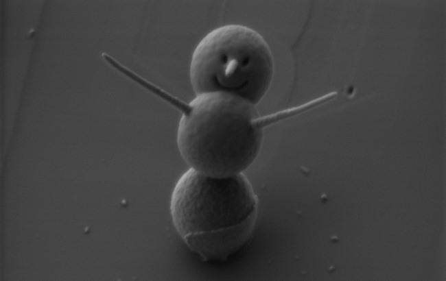 Химики "слепили" самого маленького в мире "снеговика"