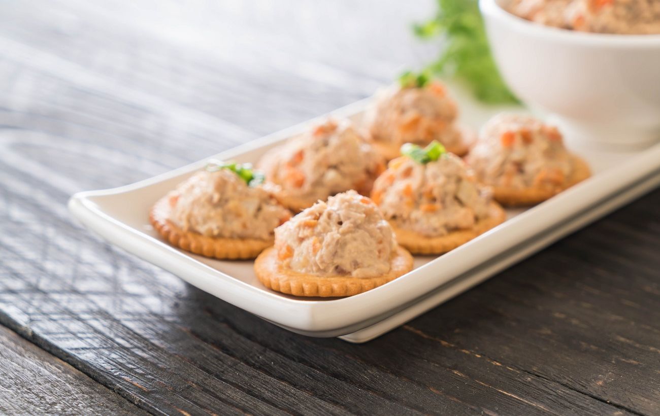 Смачна намазка з оселедця, яку називають "фальшивою ікрою": бюджетний рецепт