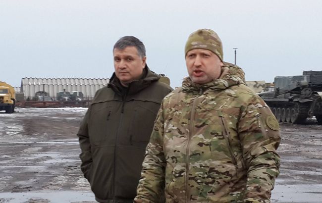 Аваков і Турчинов в Маріуполі інспектують передову