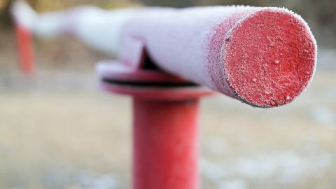 У Києві чоловік розгромив в'їзд на Труханів острів: відео інциденту