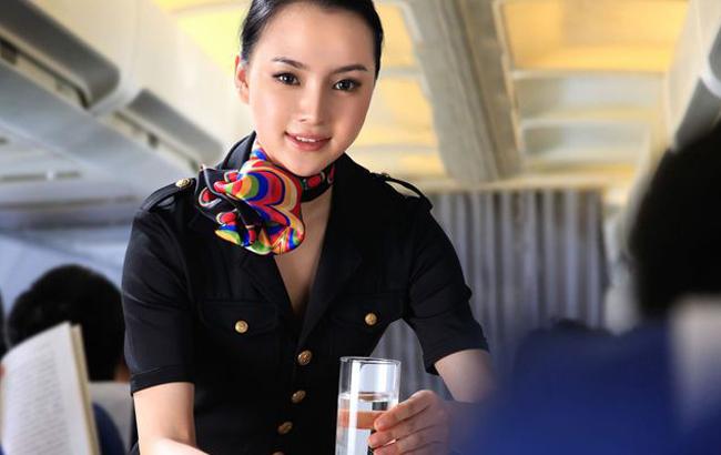 Чому небезпечно пити каву і чай у літаку