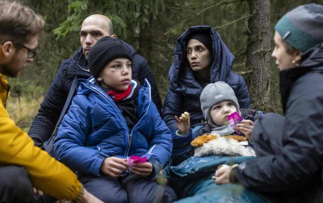 Мигранты снова пытались прорвать границу Польши. Силовиков забросали камнями