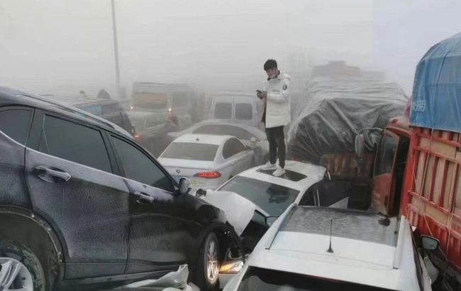 В Китае на мосту столкнулись более 200 автомобилей: видео
