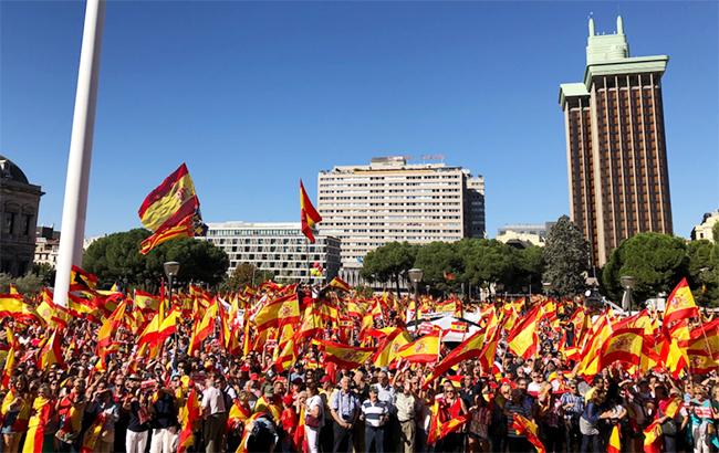 В Испании тысячи людей вышли на митинги за единство