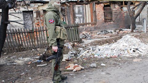 Боевики на Донбассе обстреляли дома мирных жителей