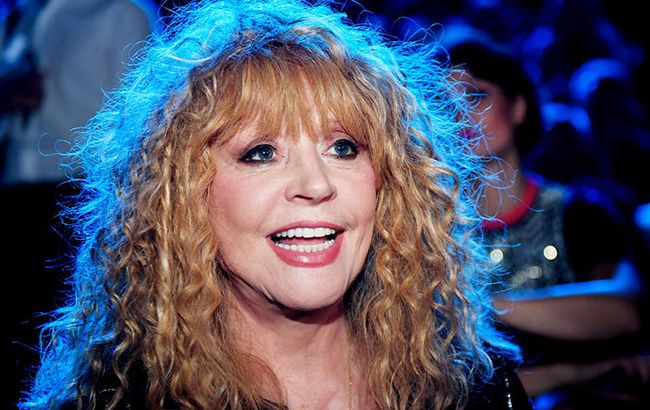 Пугачева в веснушках озадачила фанатов помолодевшим видом