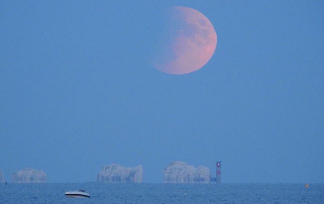 Криваве місячне затемнення: опубліковані вражаючі фото і відео